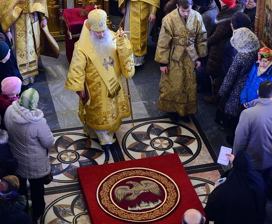 Справа в углу - матушка Людмила передает поминальные записки