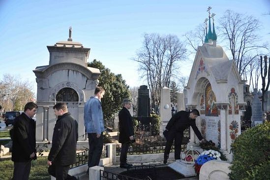 Амбасада Русије традиционално полаже венце на гробље Н.Гартвига на Дан дипломата 10. фебруара.