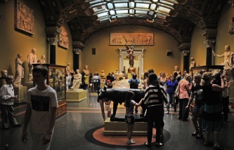 Роскомнадзор не будет заставлять музеи "прятать" от детей картины и скульптуры
