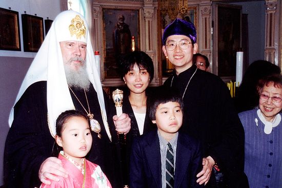 Святейший Патриарх Алексий в Соборе в Киото в 2000 году вместе со священником Ионном Оно, матушкой Саррой Оно и их детьми — Алексием (в постриге Николаем) и Любовью