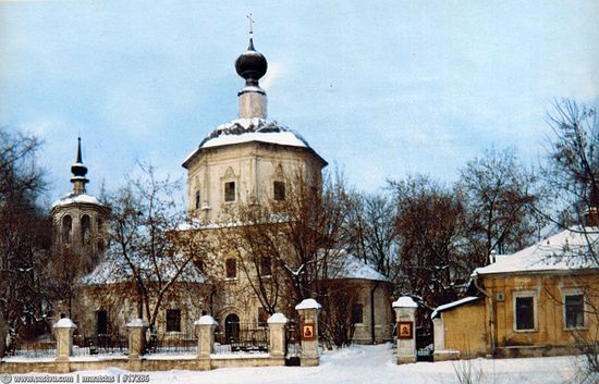 Храм Живоначальной Троицы Московского подворья Свято-Троицкой Сергиевой Лавры в год возвращения его Церкви. Зима 1993 года