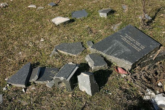 Разбитые могильные плиты на сербском кладбище. Фото: Н. Батраева / Православие.Ru
