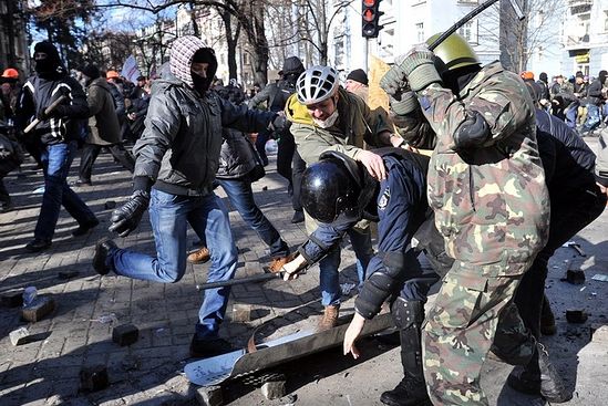 Нападение на полицейского в центре Киева 18 февраля 2014 года. Фото: GENYA SAVILOV/AFP/Getty Images