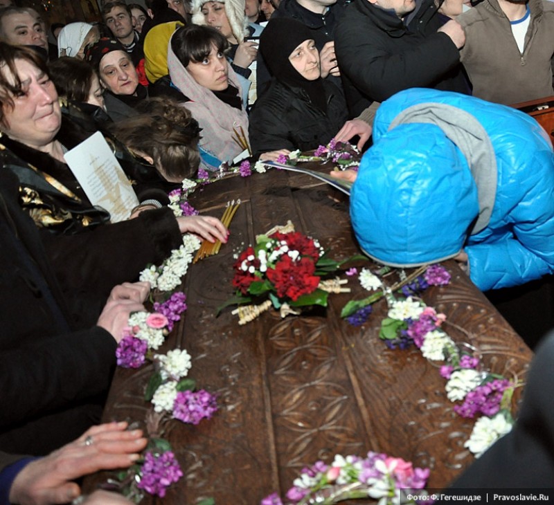 Народ у мощей святых. Фото: Фридон Гегешидзе / Православие.Ru