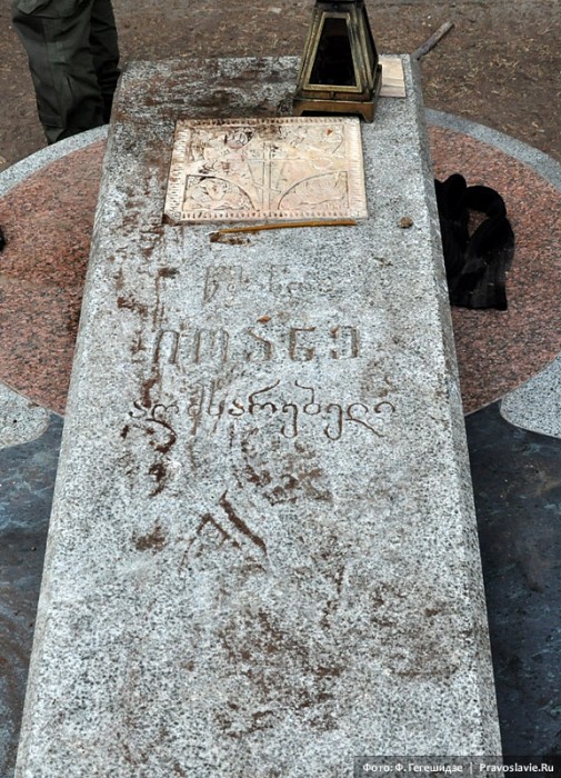 Могильная плита прп. Иоанна (Майсурадзе). Фото: Фридон Гегешидзе / Православие.Ru