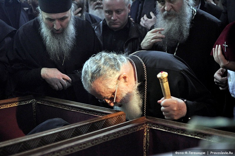 У мощей Блаженнейший Католикос-Патриарх всея Грузии Илия II. Фото: Фридон Гегешидзе / Православие.Ru