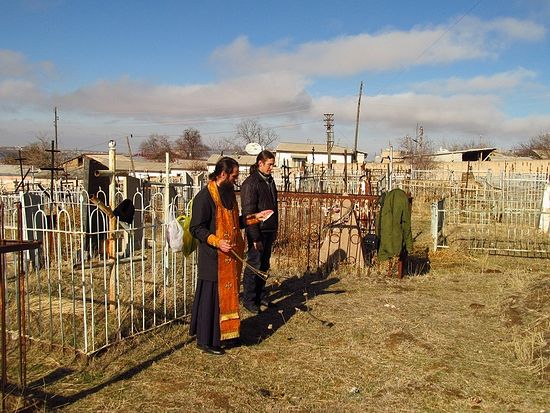 Панихида на православном кладбище г. Истаравшана (Северный Таджикистан)