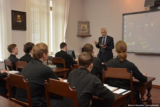 Профессор Александр Николаевич Ужанков проводит занятия. Фото: Православие.Ru