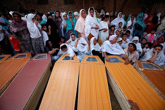 Оплакивание жертв. Фото: Fayaz Aziz / Reuters