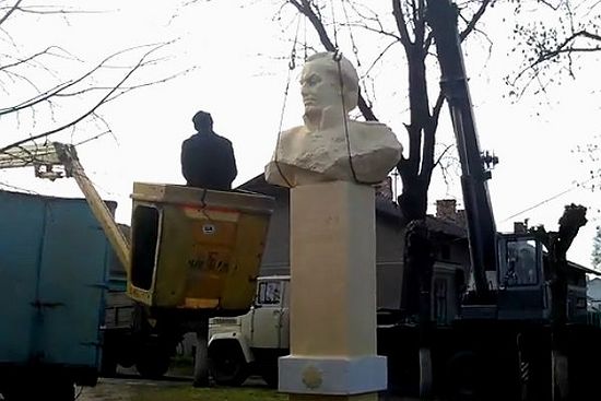 Демонтаж памятник проходил под крики «Слава Украине — героям слава»