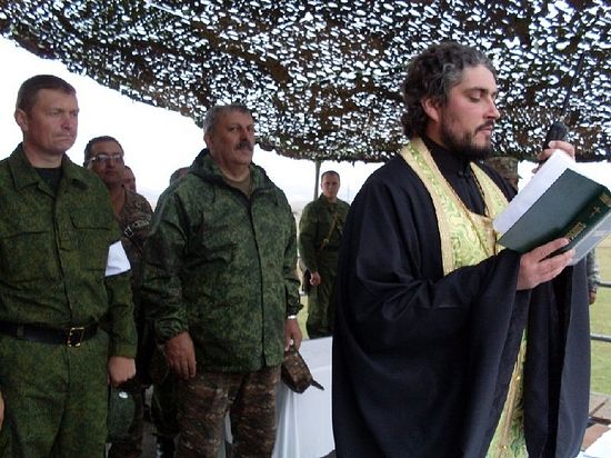 Помоћник командира војне базе за рад са верујућим војним лицима архимандрит Андреј (Вац). 2010