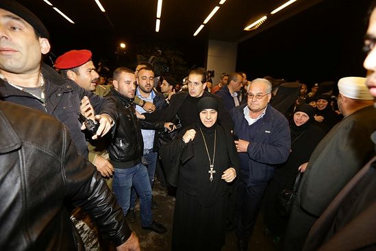 Похищенные монахини на сирийско-ливанской границе после 9-часового переезда. 10 марта 2014 года. (AFP PHOTO / Louai Beshara)