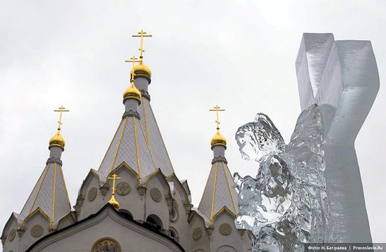 Ледяная скульптура у храма Новомучеников и Исповедников Российских в Бутове. Фото: Н.Батраева / Православие.Ru