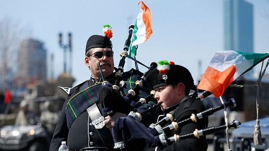 Members of the Quaboag Highlanders Pipes and Drums prepare to march down Broadway during the annual South Boston St. Patrick's Day parade in Boston, Massachusetts March 16, 2014..(Reuters / Dominick Reuter)