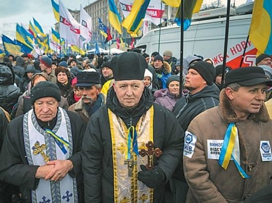 Униатские священники на Майдане. Фото - ng.ru