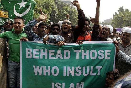 Надпись на плакате: "Обезглавить тех, кто оскорбляет ислам". Фото: Romfea