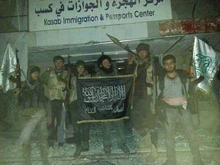 Боевики в Кесабе фотографируются с флагом ан-Нусра