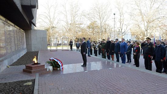 Возложение цветов к Вечному огню мемориала героической обороны Севастополя
