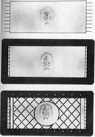 Рис. 2. .Иллюстрация гипотезы Яна Вильсона о том, как сложенную ткань Плаща-ницы укрепили на раме и накрыли окладом с решетчатым орнаментом. (Из книги Вильсона, 1979).
