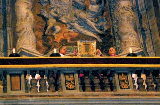 Презентация реликвии Вероники в базилике Святого Петра в Страстную седмицу, 2005