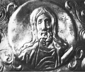Изображение Иисуса Христа на серебряной вазе (VI век), найденной в Хомсе (древней Эмесе), Сирия, имеющее близкое сходство с изображением на Плащанице. (Из книги Вильсо-на, 1979).