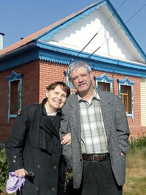 Родители Георгия у своего дома в Ташле