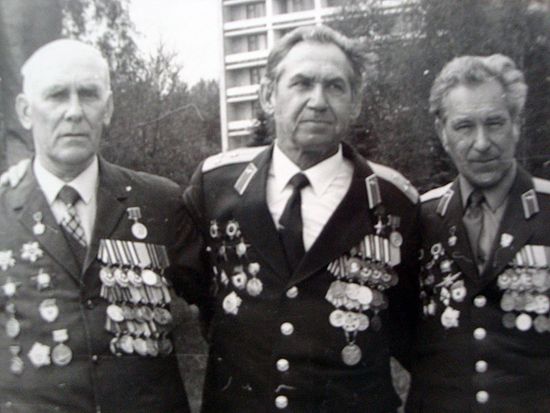 Оловянников в центре со своими друзьями Чичканом и Штангеевым