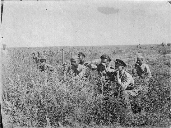 Советские офицеры наблюдают за обстановкой. Степь в Донбассе