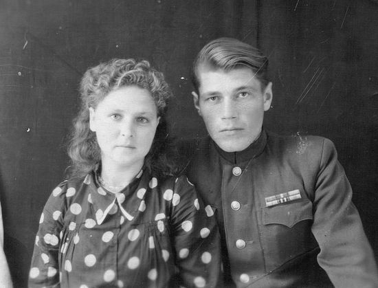 Старший лейтенант Иван Ефимович Зеленухин с супругой