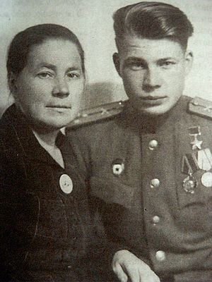 Герой Советского Союза Борис Васильевич Кравцов с матерью