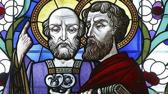 Изображение на витраже собора: святые апостолы Петр и Павел