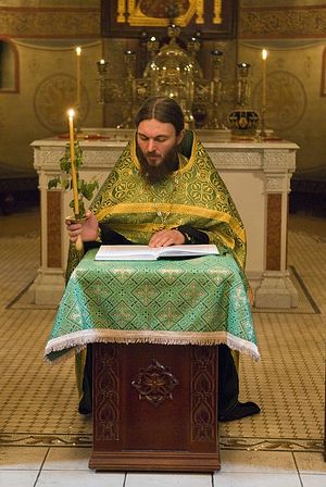 Коленопреклоненные молитвы в день Святой Пятидесятницы. Фото: Православие.Ru