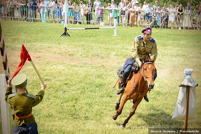Участник пересекает финишную черту. Фото: Антон Поспелов / Православие.Ru