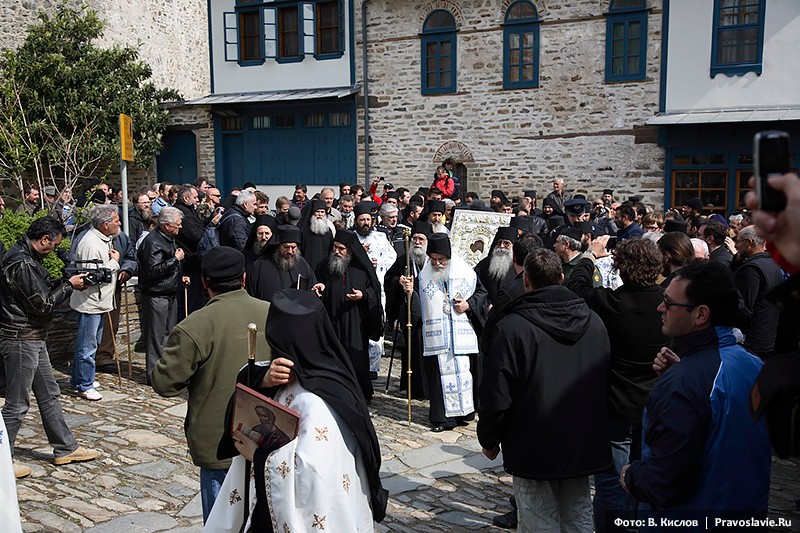 Procession on Mt. Athos with the icon of the Mother of God “It is Truly Meet”.  Фото: Виталий Кислов / Православие.Ru