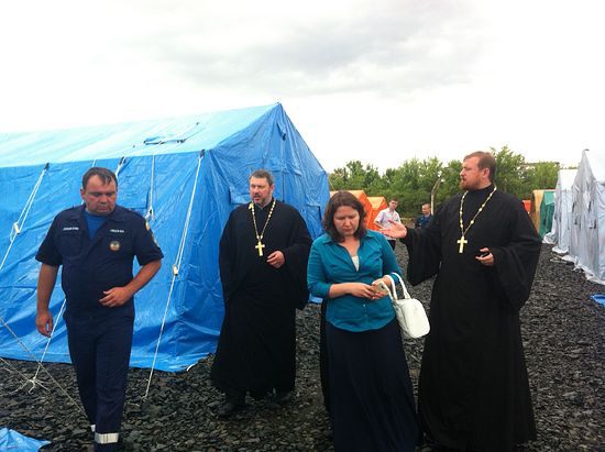 Сотрудники Синодального отдела вместе с представителями Шахтинской епархии посещают палаточный лагерь МЧС возле одного из КПП на границе с Украиной. 