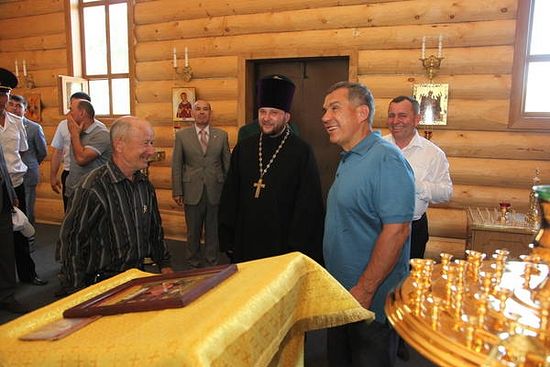 Президент Татарстана и настоятель храма. Фото: prav.tatarstan.ru