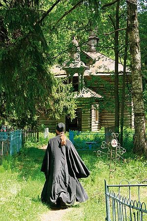 Помимо храма, отец Владимир заботится и об окрестных кладбищах. Когда-то на них были часовни. Сегодня они либо вообще снесены, либо не подлежат восстановлению и постепенно разрушаются