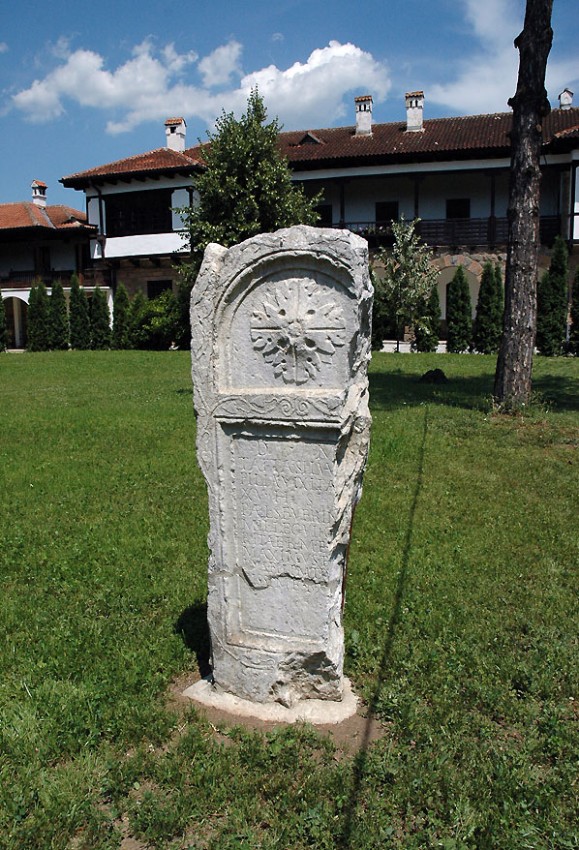 Древнее надгробие. Фото: иером.Игнатий (Шестаков) / Православие.Ru