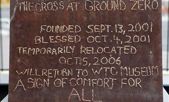 Крест на Ground Zero. Воздвигнут 13 сентября 2001 года, освящен 4 октября 2001 года, временно перемещён 5 октября 2006 года, будет возвращен в Музей Всемирного торгового центра. Знак утешения для всех