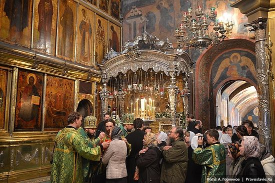 У раки с мощами преподобного Сергия. Фото: А.Горяинов / Православие.Ru
