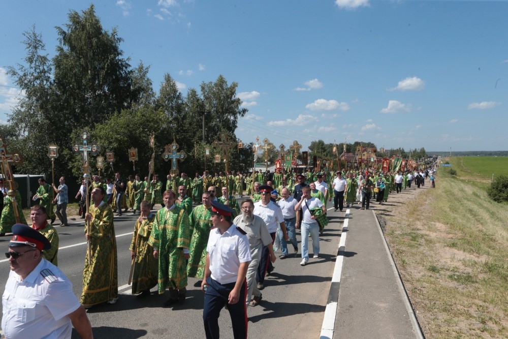 Крестный ход в честь 700-летия преп. Сергия.  Фото: В. Ходаков / Православие.Ru