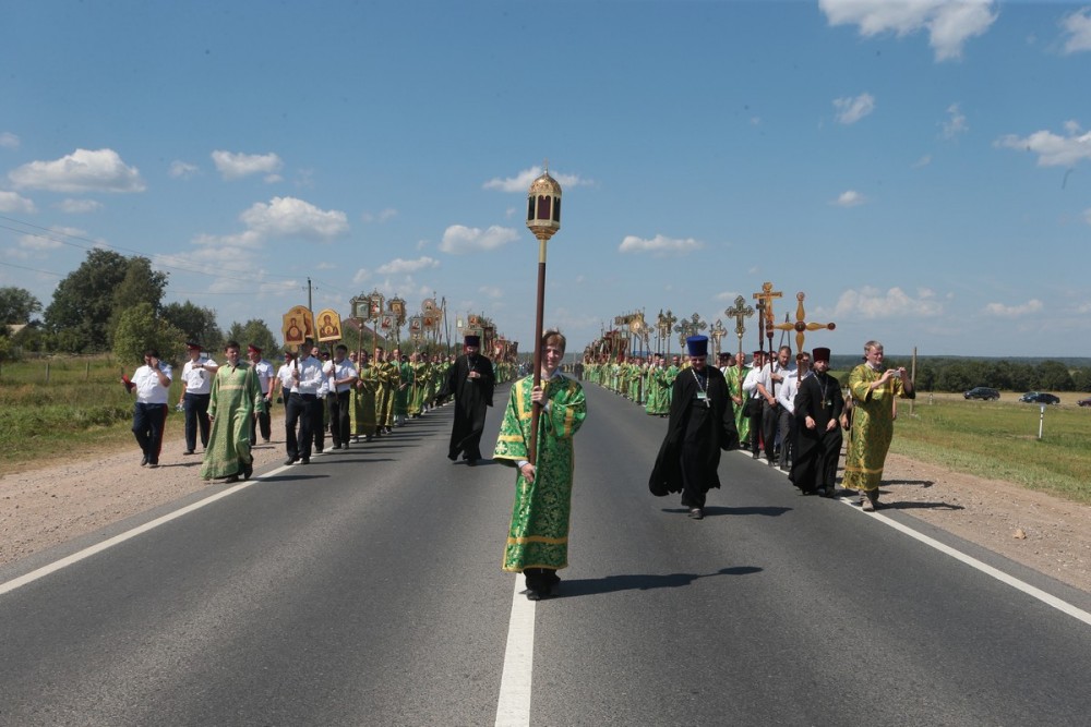Крестный ход в честь 700-летия преп. Сергия.  Фото: В. Ходаков / Православие.Ru