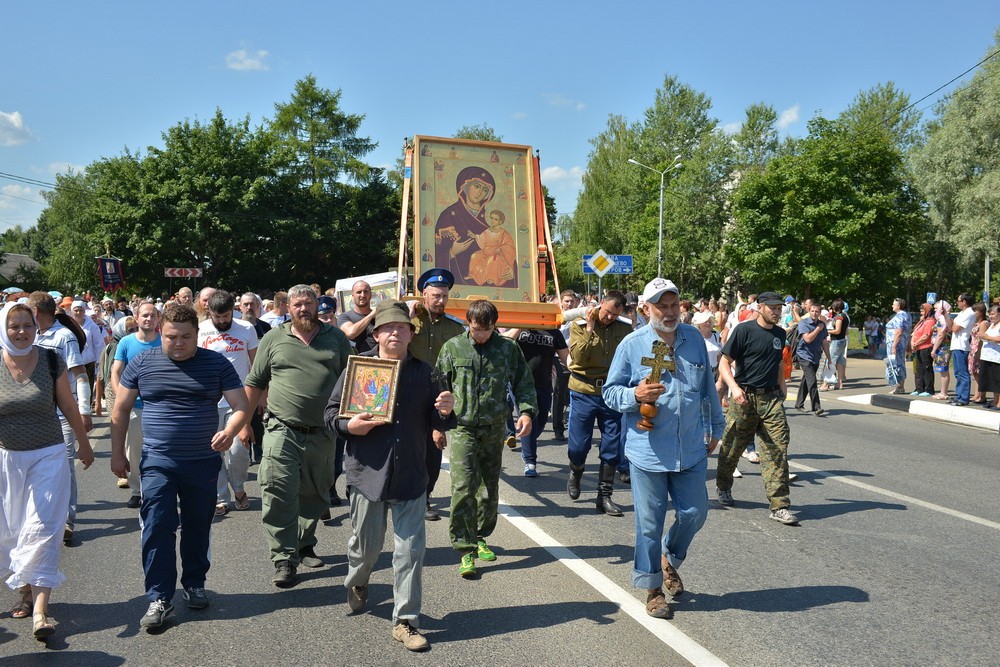 Крестный ход в честь 700-летия преп. Сергия.  Фото: А. Горяинов / Православие.Ru