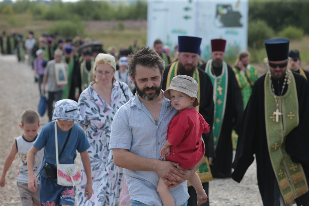 Крестный ход в честь 700-летия преп. Сергия.  Фото: В. Ходаков / Православие.Ru