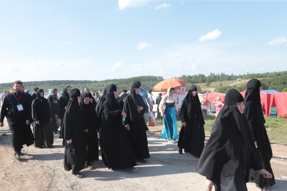 Крестный ход в честь 700-летия преп. Сергия. Фото: В. Ходаков / Православие.Ru