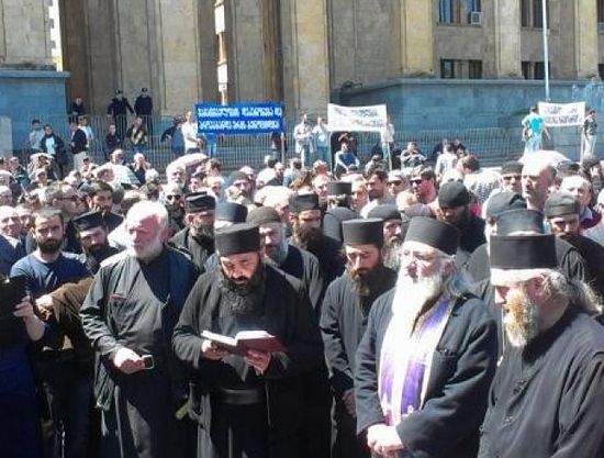 Протесты верующих перед парламентом Грузии
