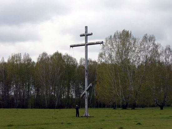 Крест, установленный мотоциклистами на месте будущего строительства Храма