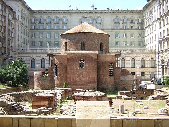 Ротонда святого Георгия и руины резиденции императора Константина I Великого