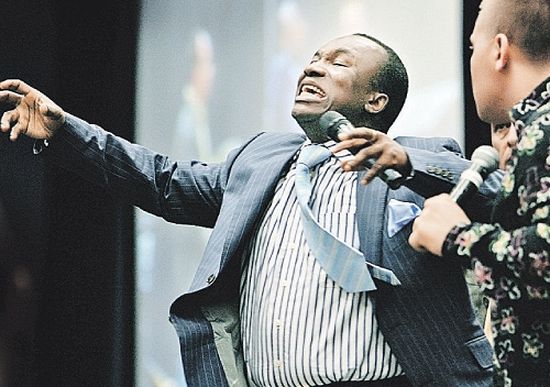 Лидер секты Сандэй Аделаджа неплохо нажился на доверчивых украинцах. Фото: АП