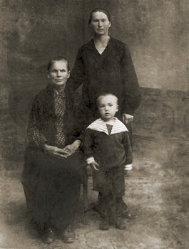Нина Вечтомова (Орлова) с матерью Ларисой Титовной, в девичестве Титовой, вдовой расстрелянного священника Николая Орлова, и сыном Владимиром